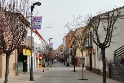 Banderoles al carrer Major amb la imatge de la campanya "Totes les dones, tots els drets, tots els dies."