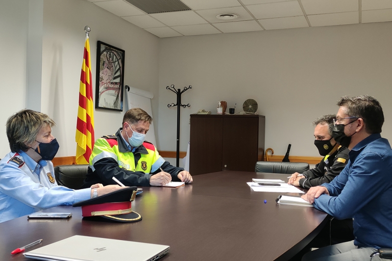 Trobada, aquest dilluns, entre l'alcalde, José A.Montero, i responsables de la Policia Local i dels Mossos d'Esquadra 