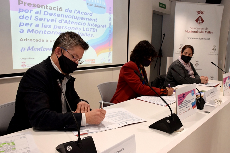 Signatura de l'acord entre Ajuntament i Generalitat per al desenvolupament del Servei d'Atenció integral a les persones LGBTI