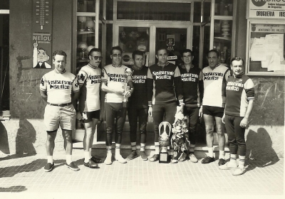 Equip del Restaurant Naútico, anys 60. Ramon Verdaguer, al centre, el ciclista més destacat. Col·lecció Ramon Verdaguer. Autor desconegut. (imatge: AMMV)