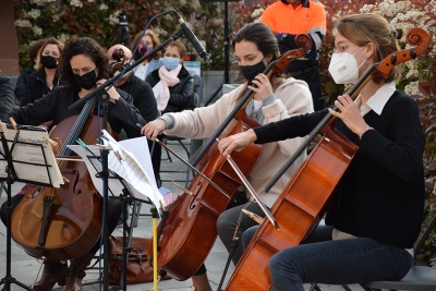Alumnes de violoncel de l'Escola Municipal de Música han tocat tres peces al llarg de l'acte