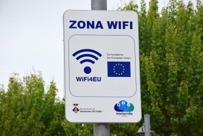 Placa de la connexió WiFi4EU als jardins de l'Ajuntament