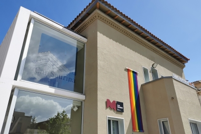 Bandera LGBTI a la façana de Can Saurina