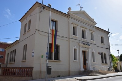 Bandera LGBTI a la façana del Centre Infantil Pintor Mir