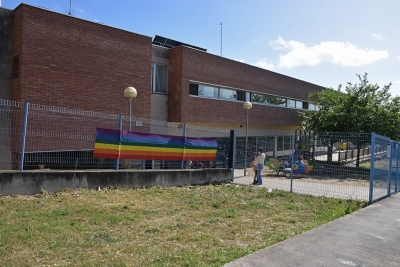 Bandera LGBTI a la façana del Centre Infantil La Peixera