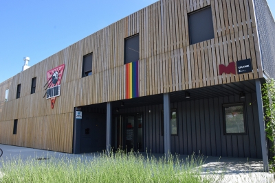 Bandera LGBTI a la façana del Centre Juvenil Sputnik