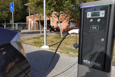 Punt de recàrrega per a vehicles elèctrics a l'aparcament del CEM Les Vernedes