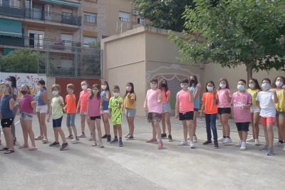 Fotograma del videoclip "Mirall de Pau" amb les escoles de Montornès