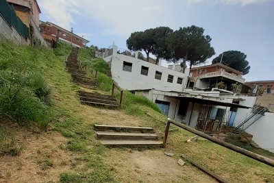 L'escala afectada des del carrer dels Pins