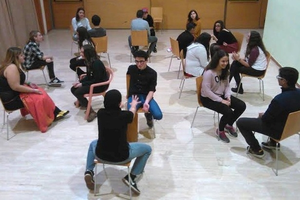 Grup de joves realitzant un dels tallers que ofereix Teatre al buit (imatge: Teatre al buit)