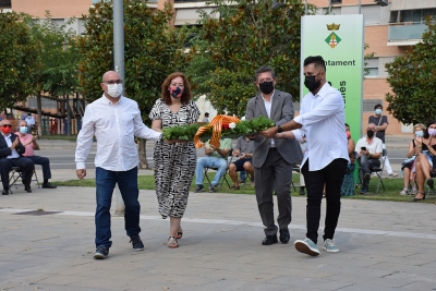 El regidor de Montornès per la República, Jaume Casanovas, la portaveu del Partit dels Socialistes de Montornès, Eva Díaz; l'alcalde, José A. Montero; i el regidor no adscrit, Luis Ramos, fan l'ofrena floral.