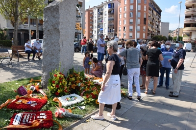 En acabar l'acte, el veïnat ha aprofitat per fer-se fotos al davant del monòlit de l'Onze de Setembre.