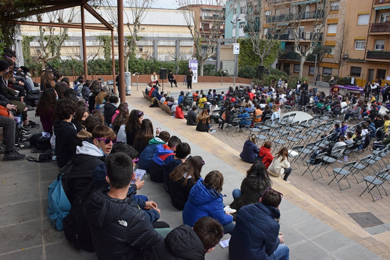 Acte final de la gimcana "Canviem la mirada" a la plaça de Joan Miró.