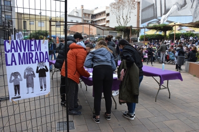 Acte final de la gimcana "Canviem la mirada" a la plaça de Joan Miró.