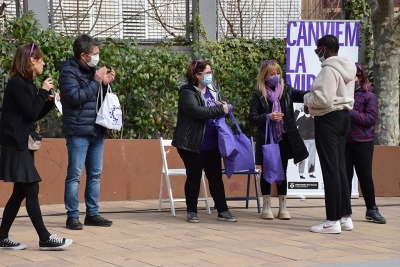 Lliurament d'ulleres liles a les escoles i els instituts.