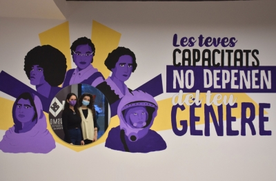 El mural feminista amb la seva creadora, Andrea de Las Heras, i una col·laboradora, Laura Gil.