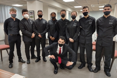 Un dels ajudants del xef Rafel Muria amb l'alumnat de segon de sala de l'EHVO i el cap de sala del centre. (imatge: EHVO)