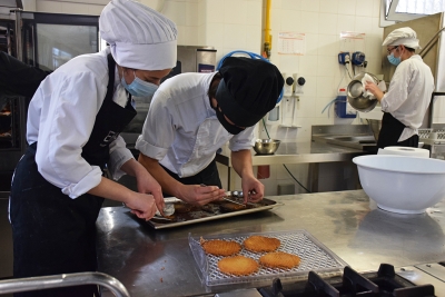 L'alumnat de cuina en plena elaboració.