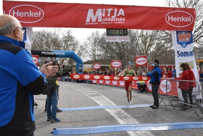 Miquel Corbera, guanyador de la Mitja Marató, creuant la línia de meta.