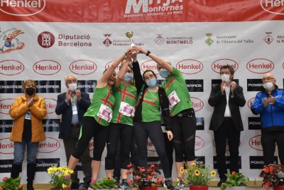 L'equip del Club Atletisme Montornès aixecant la seva copa.