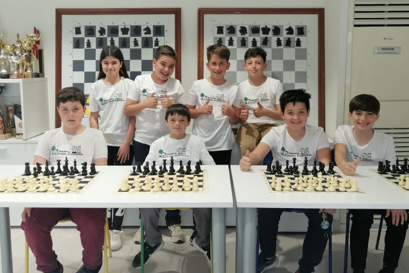 Els dos equips de Can Parera abans d'anar a Cartagena per participar en el campionat. (imatge: Club d'Escacs Montornès)