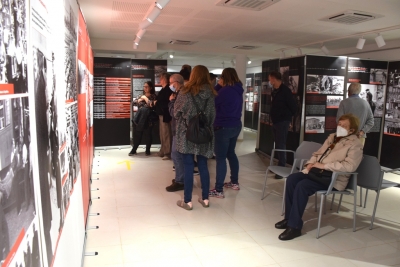 Veïns i veïnes fent la primera visita a l'exposició "Mauthausen, l'univers de l'horror".