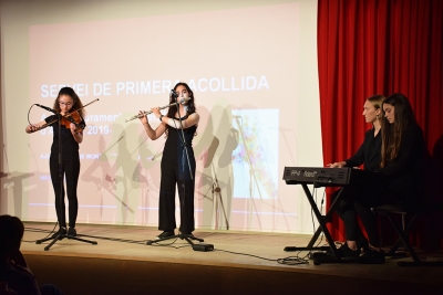 Actuació d'alumnes i una professora de l'Escola Municipal de Música, Dansa i Aula de Teatre de Montornès.
