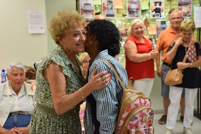 Les persones usuàries del taller de català es troba amb les persones nouvingudes amb les quals s'han intercanviat cartes.