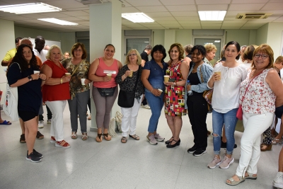 Persones usuàries del taller de català amb alumnes del curs Bàsic de l'Oficina de Català.