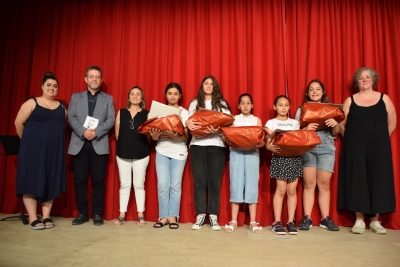 Les guanyadores del concurs Enfoca't amb els seus premis i diversos representants municipals.