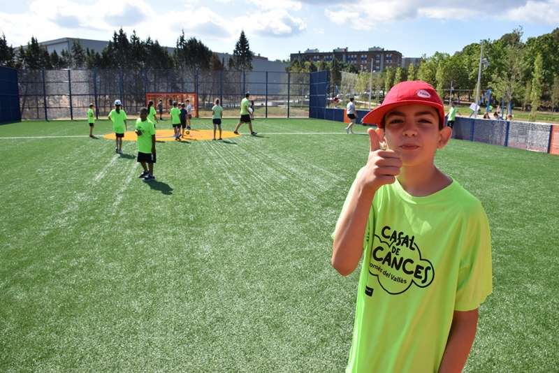 Infants del Casal de Vacances jugant al Cruyff Court.