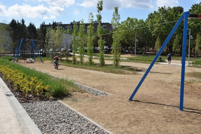 Tirolina al Parc socioesportiu de Montornès Nord.