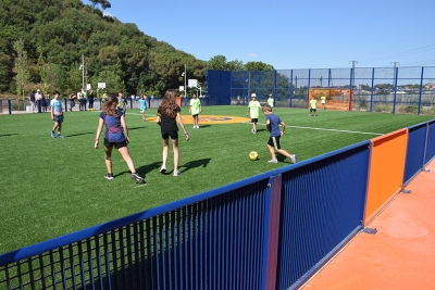 El Cruyff Court, des de fora.