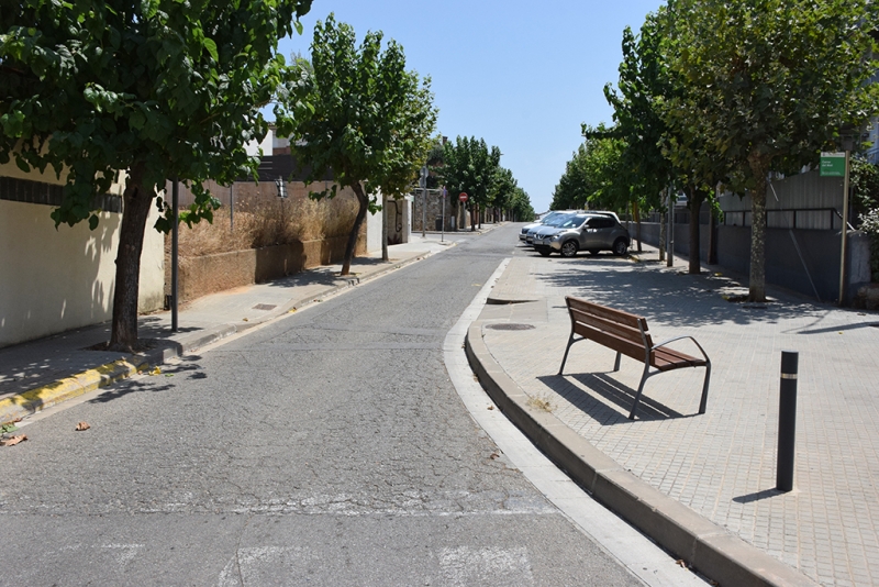 Tram del carrer del Molí on es duran a terme les obres de reparació del paviment asfàltic.