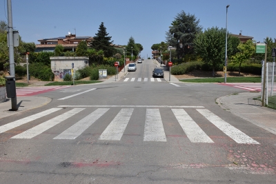 Una part del tram del carrer del Molí on es duran a terme les obres de millora als passos elevats.