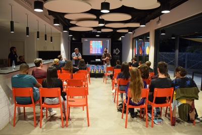 Un moment de l'acte de presentació dels pressupostos Kosmos 2023 i de reconeixement als i les joves que han impulsat les propostes d'enguany.