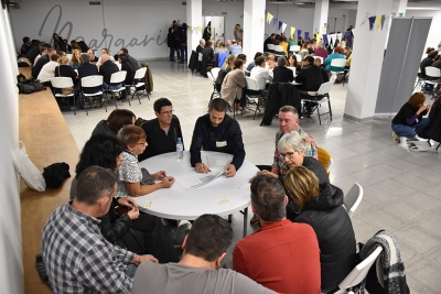 Votacions en grups a la sala inferior del Teatre Margarida Xirgu.