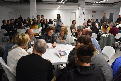 Votacions en grups a la sala inferior del Teatre Margarida Xirgu.