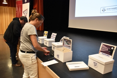 Professionals municipals fan el recompte total dels vots.