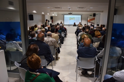 La sala multimèdia de Can Saurina, plena amb la IV Sessió d'Estudis Montornesencs.