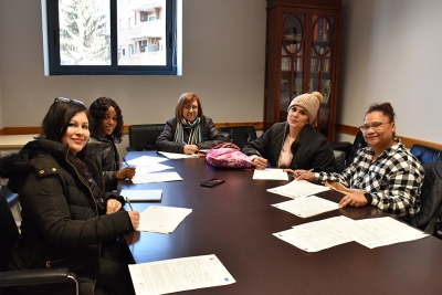 Dones contractades per seguir el POL “Dignifiquem les cures, donem valor a la vida”.