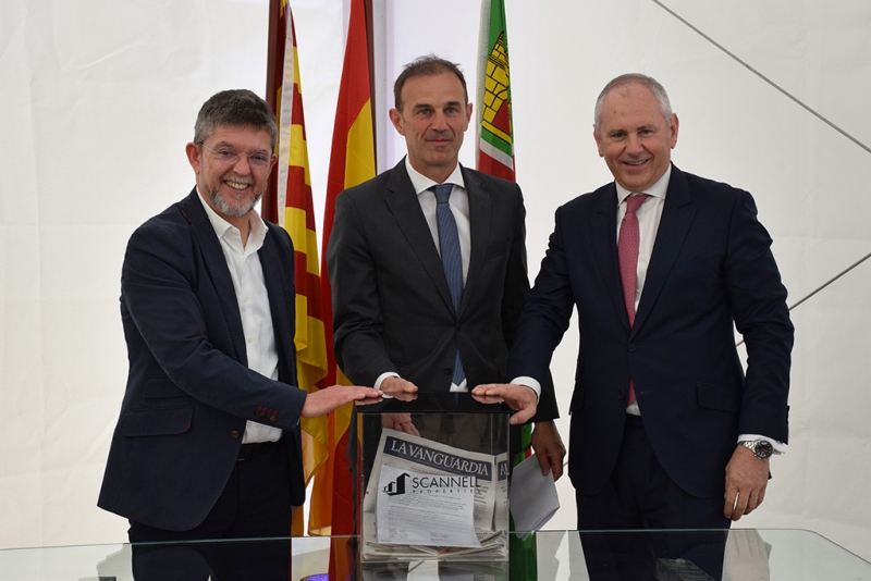  L'alcalde, José A. Montero, el director general d’Scannell Properties a Espanya i Portugal, Javier Inchauspe, i el director d’Scanell Properties a Europa, Amaury Gariel, amb la càpsula del temps.
