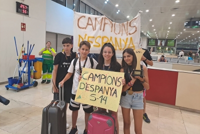 Alex Villa i els seus companys de selecció en l'arribada a l'Estació de Sants. (imatge: Club d'Escacs Montornès)
