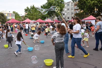 Jornada "Diversitat Festiva" a la plaça de Pau Picasso.