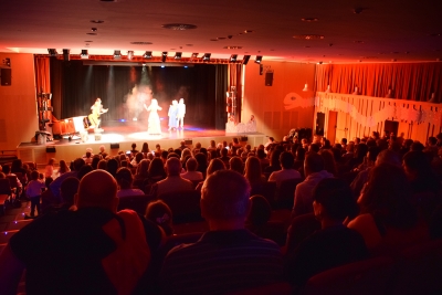 El Teatre Margarida Xirgu, pràcticament ple amb la tercera i darrera funció.