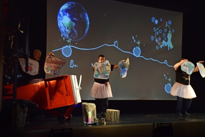 Escena en què El Petit Príncep arriba al Planeta Terra.