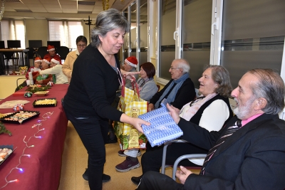 Membres de l'associació Volumont lliuren obsequis a les persones grans.