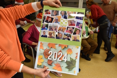 Un dels obsequis és un calendari amb imatges de les persones usuàries del menjador social.