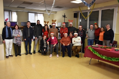 Algunes de les persones del menjador social amb professionals municipals; l'alcalde, José A. Montero; i la regidora de Gent gran, Natalia Segura.