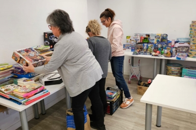 Voluntàries de Volumont preparen alguns dels obsequis de la campanya "Un somriure per a tothom" d'enguany. (imatge: Volumont)